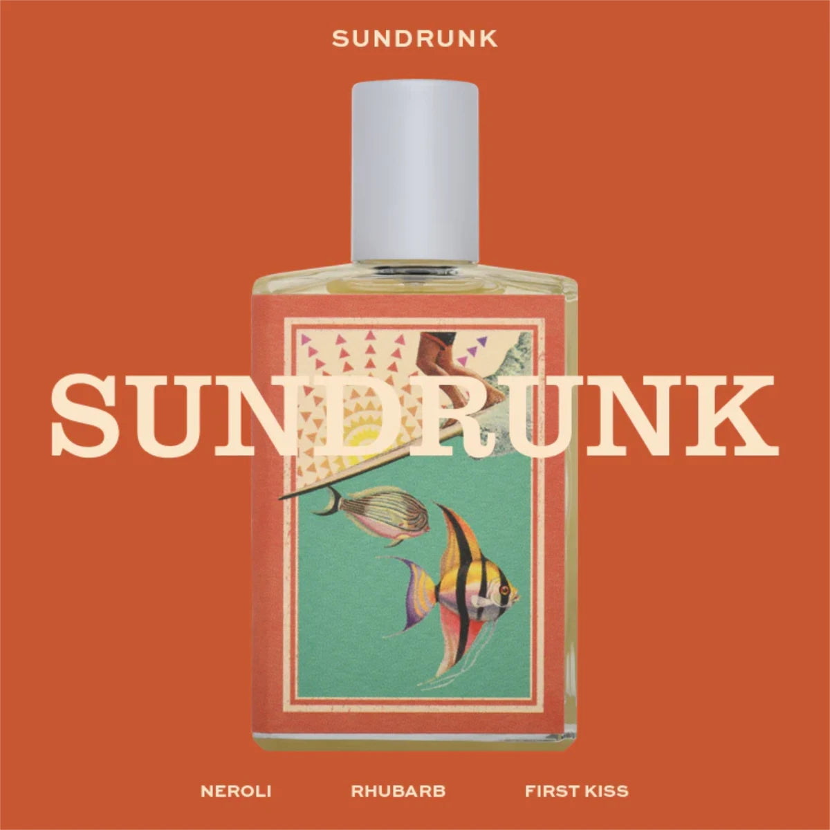 Imaginary Authors - Sundrunk Parfumflakon mit farbenfrohem Etikett und weißem Verschluss vor orangefarbenem Hintergrund