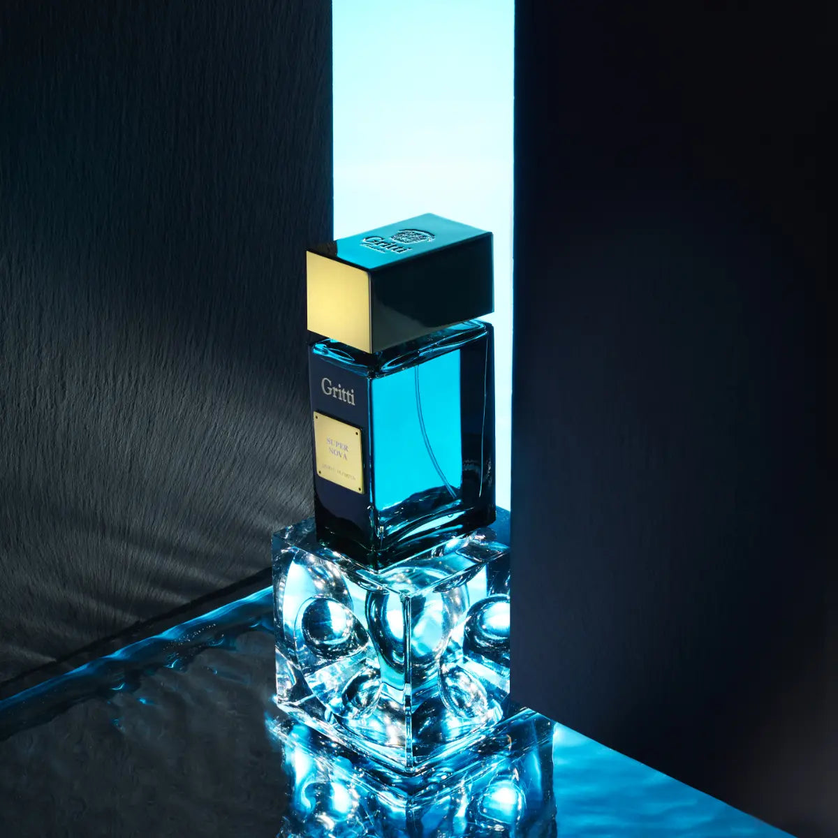 Gritti - Ivy Collection - Super Nova Parfumflakon in blaugrün mit goldenem Verschluss vor leuchtendem Hintergrund