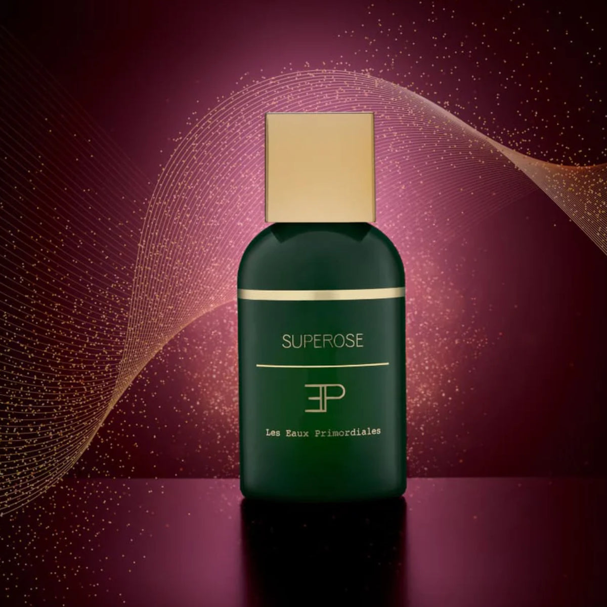 Les Eaux Primordiales - Superose Parfumflakon in dunklem Grün mit goldener Kappe vor dekorativem weinrotem Hintergrund