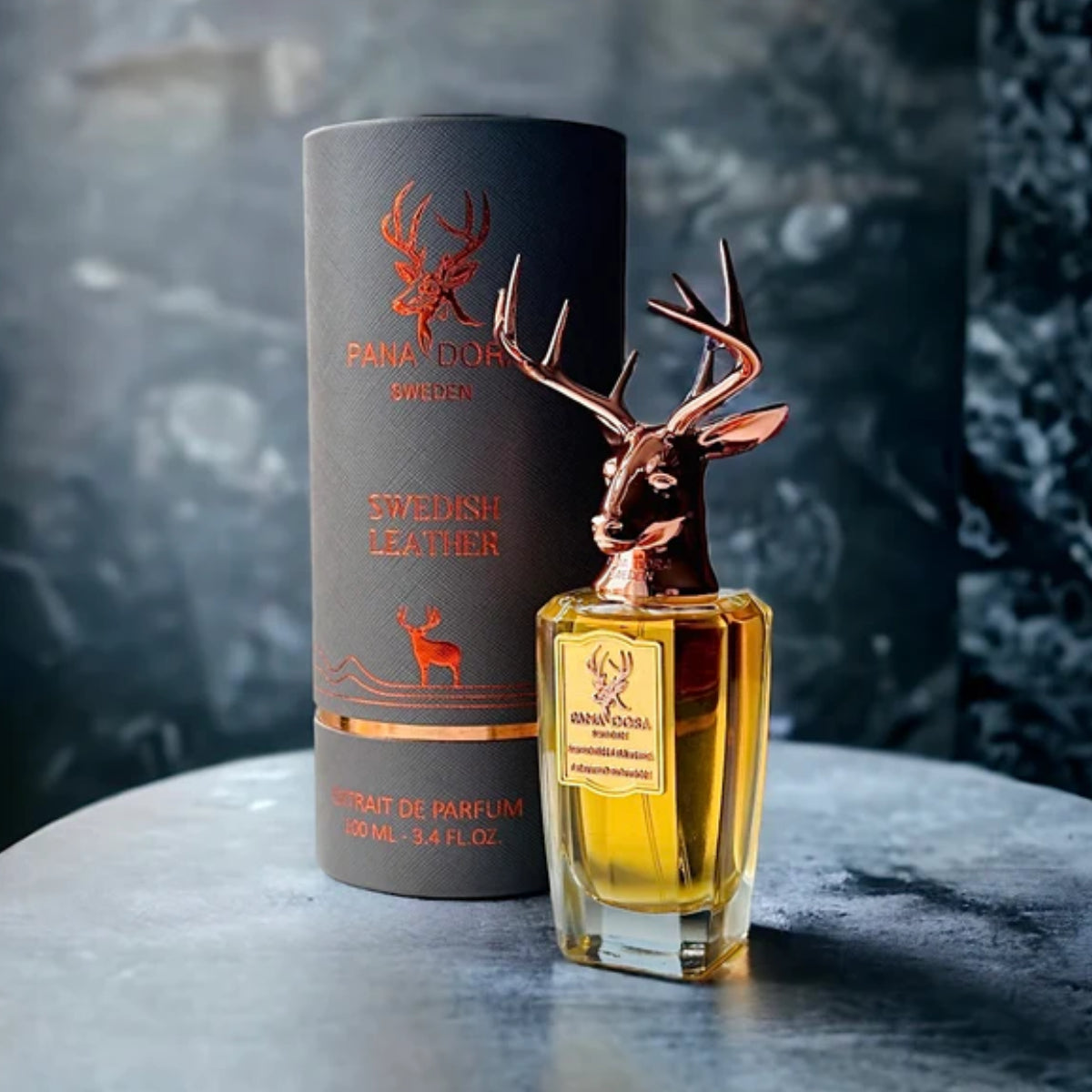 Pana Dora Sweden - Swedish Leather - Limited Edition Parfumflakon mit Hirschkopfverschluss und schwarzer Verpackung vor dunklem Hintergrund