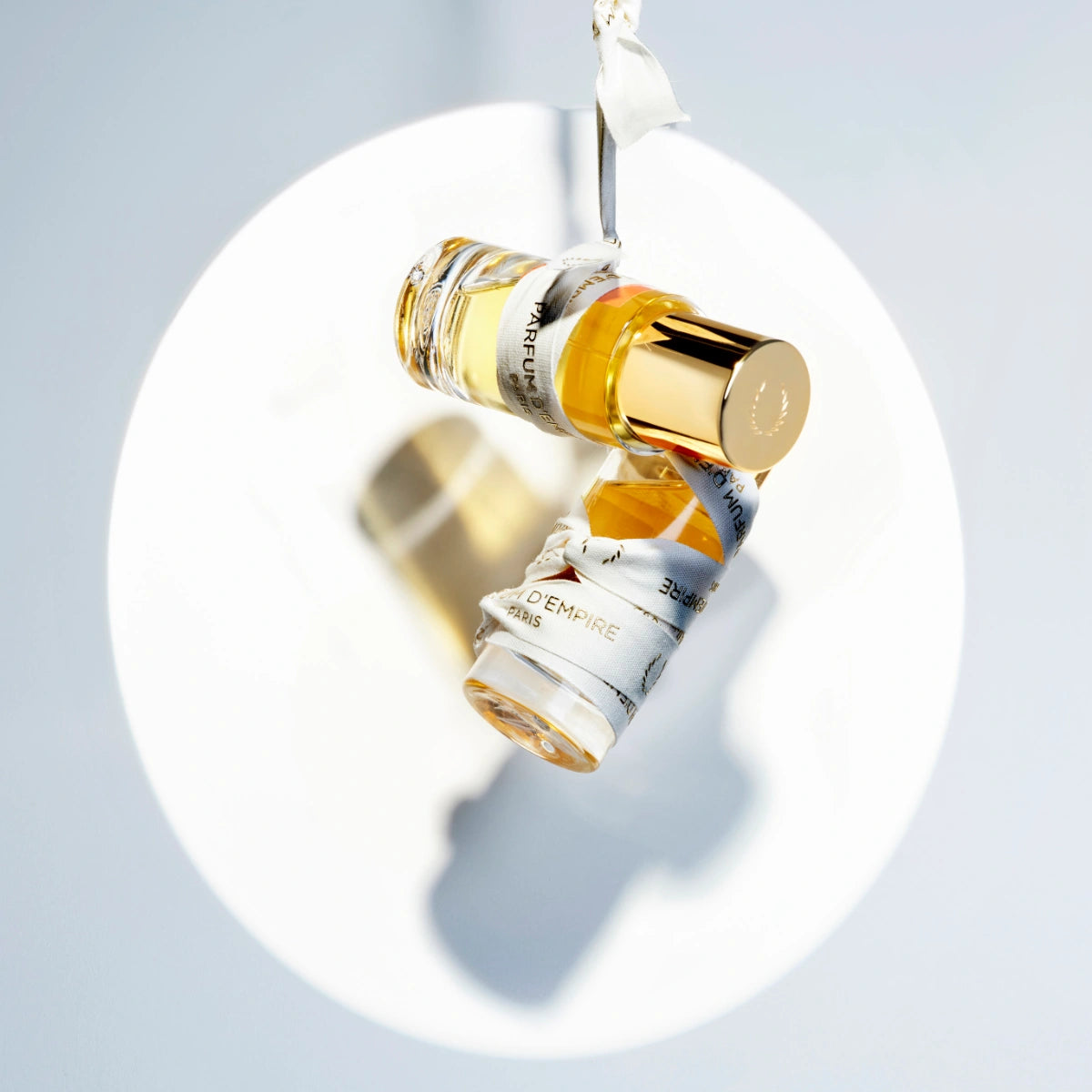 Parfum d'Empire - Tabac Tabou Flakon mit goldfarbenem Verschluss und bernsteinfarbenem Duftöl vor weißem Hintergrund