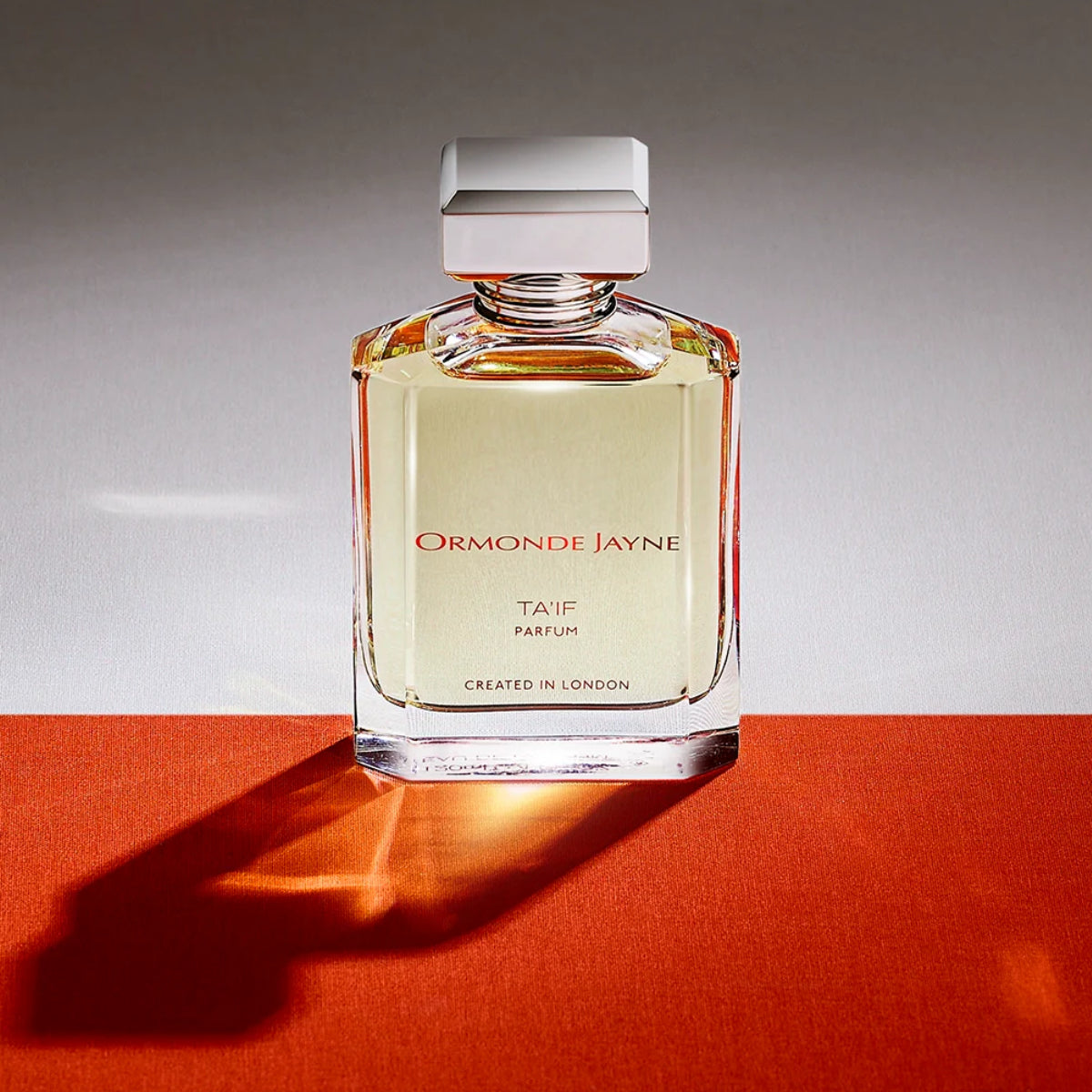 Ormonde Jayne - Ta’if Parfumflakon mit klarem Glas und modernem, eckigem Verschluss vor farbigem Hintergrund