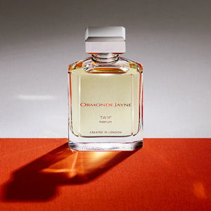 Ormonde Jayne - Ta’if Parfumflakon mit klarem Glas und modernem, eckigem Verschluss vor farbigem Hintergrund