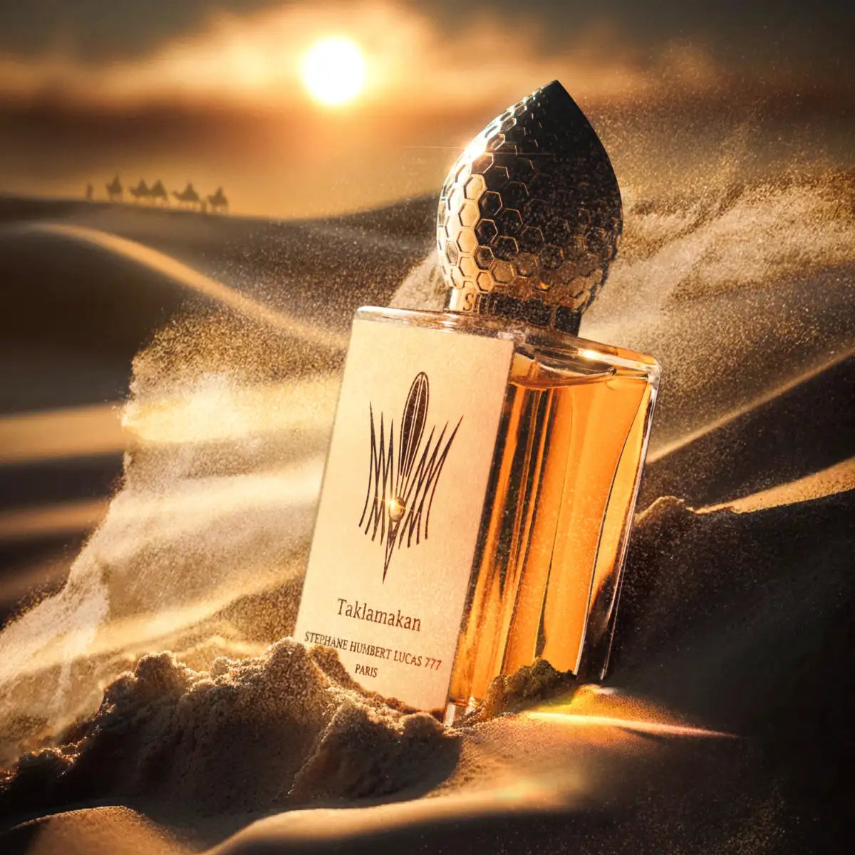 Stéphane Humbert Lucas 777 - Taklamakan Parfumflakon in Sanddünen mit warmem Licht und arabischer Atmosphäre