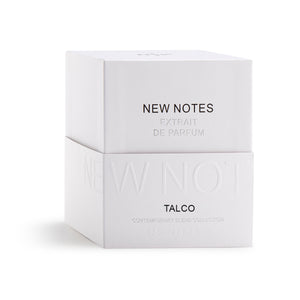 New Notes - Contemporary Blend Collection - Talco weiße minimalistische Verpackung mit feiner Prägung vor hellem Hintergrund