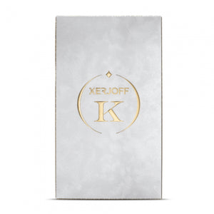 Xerjoff - K Collection - Tempest zeigt elegante Verpackung mit goldenem Logo auf samtweichem hellgrauem Hintergrund