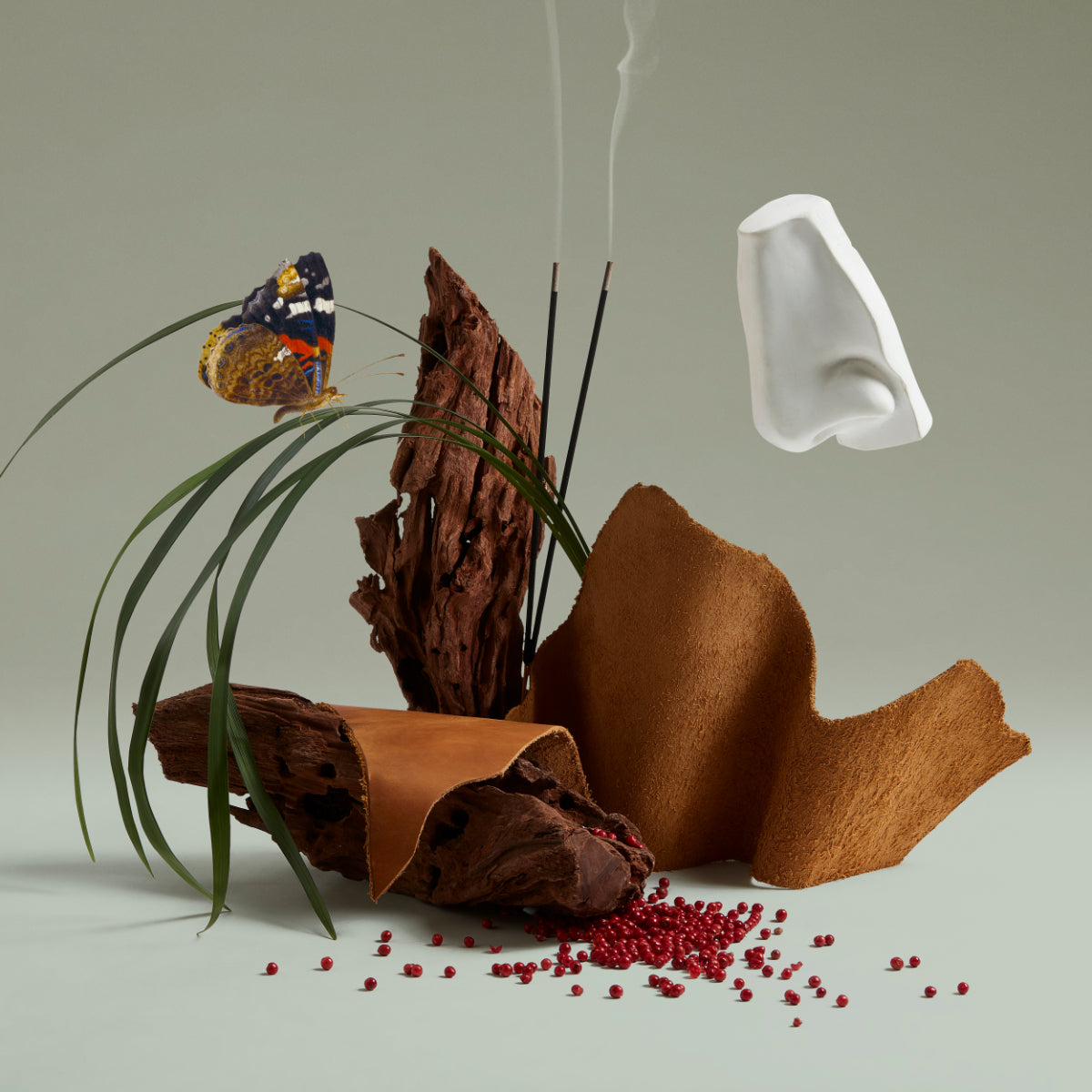 Penhaligon's - Portraits - Terrible Teddy mit Holzstücken, Leder, roten Beeren, Räucherstäbchen und Schmetterling vor neutralem Hintergrund
