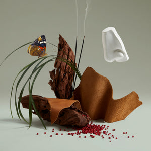 Penhaligon's - Portraits - Terrible Teddy mit Holzstücken, Leder, roten Beeren, Räucherstäbchen und Schmetterling vor neutralem Hintergrund