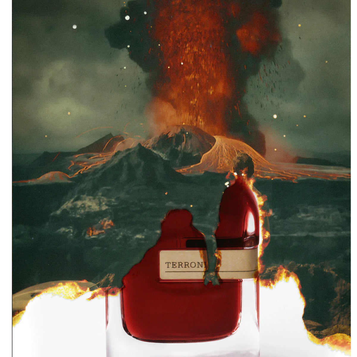 Orto Parisi - Terroni Flakon in tiefrotem Glas vor eruptivem Vulkanhintergrund mit glühendem Lavastrom