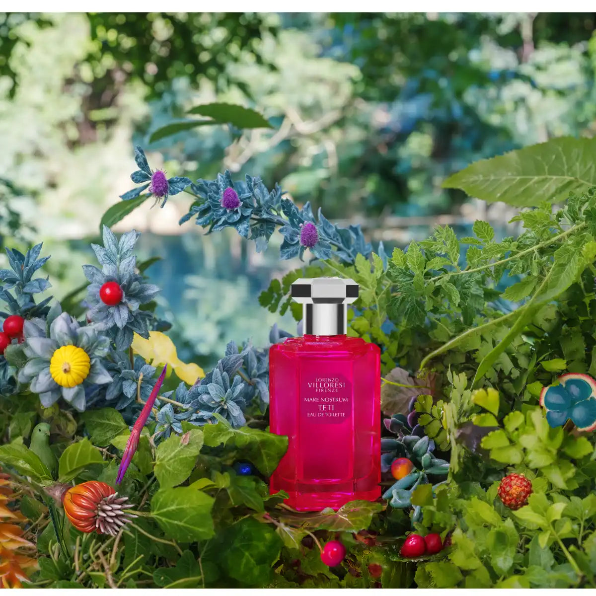 Lorenzo Villoresi - Mare Nostrum - Teti - Eau de Toilette Flakon in kräftigem Pink eingebettet in üppiges Grün und Blütenmeer