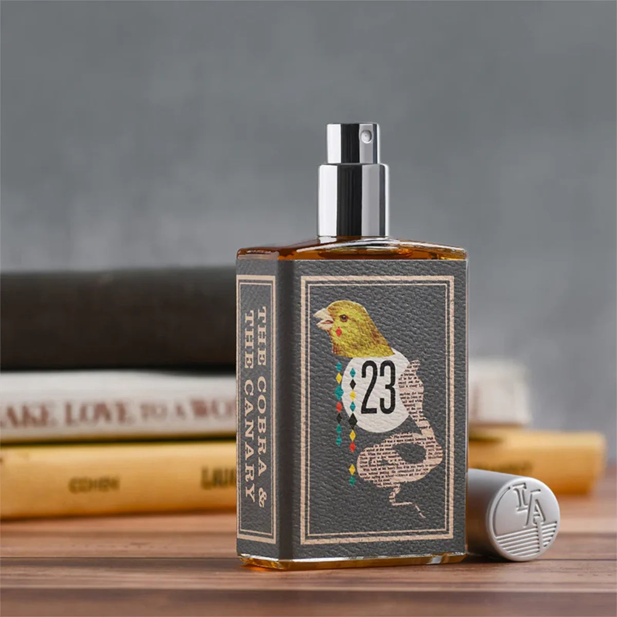 Imaginary Authors - The Cobra & The Canary in rechteckigem Glasflakon mit Vogel- und Schlangenmotiv auf dunklem Etikett