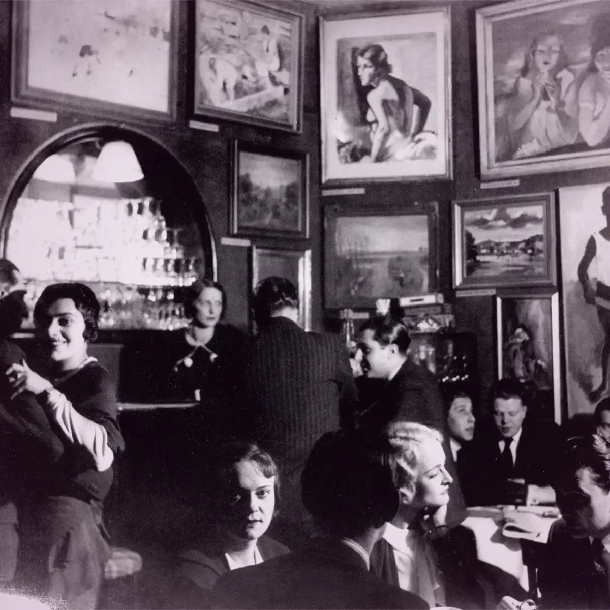 Cherigan - The Purple Bar zeigt lebhafte Szene in einem 1920er Jahre Barraum mit zahlreichen Gemälden und Gästen