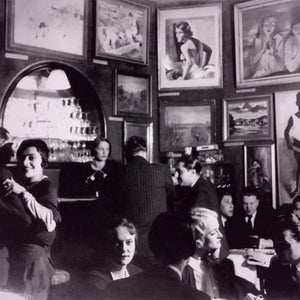 Cherigan - The Purple Bar zeigt lebhafte Szene in einem 1920er Jahre Barraum mit zahlreichen Gemälden und Gästen