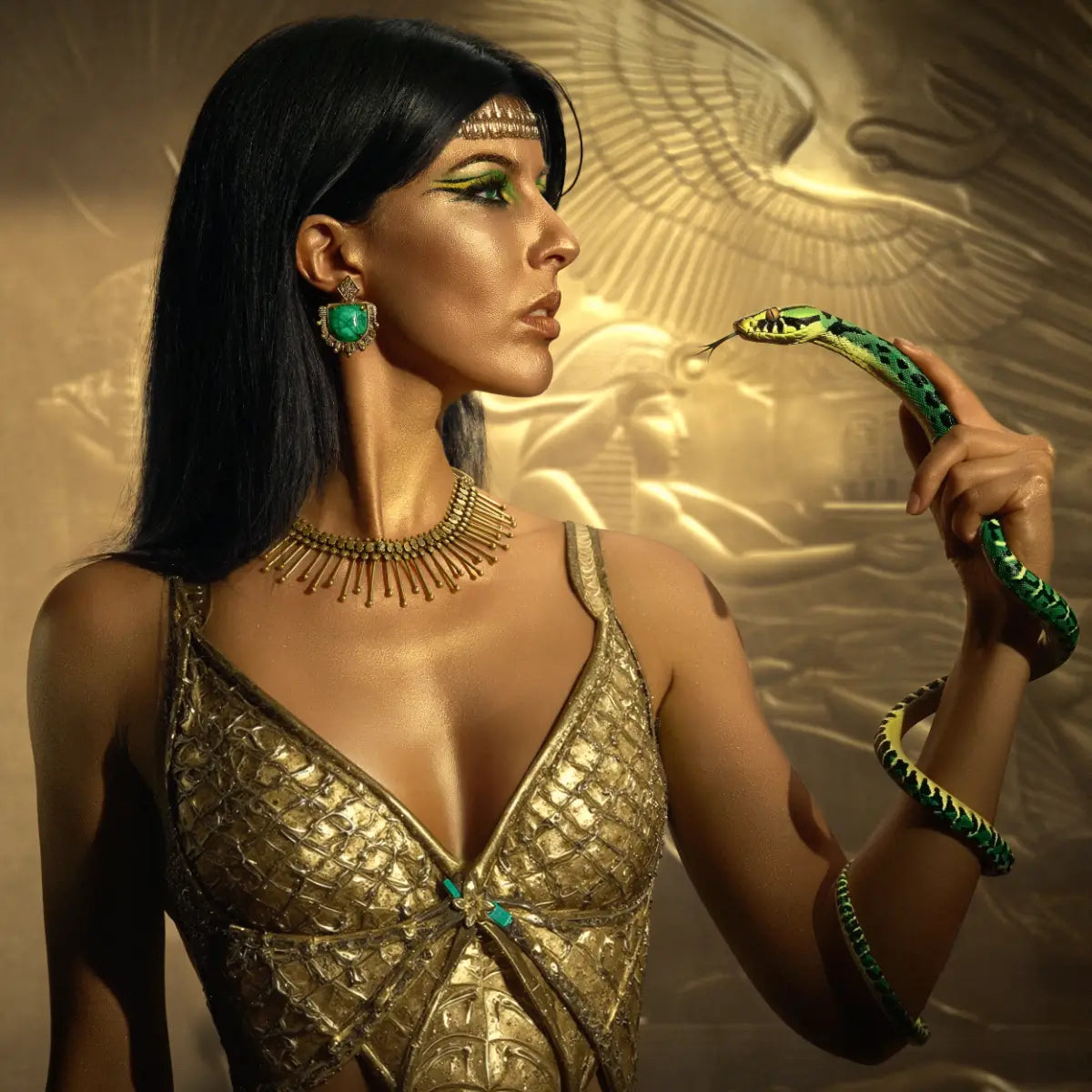Stéphane Humbert Lucas 777 - The Queen and the Viper zeigt eine Königin mit goldener Kleidung und grüner Schlange