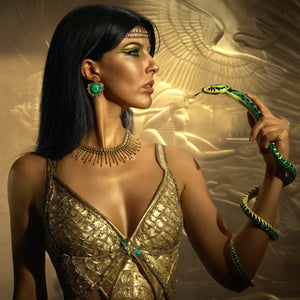 Stéphane Humbert Lucas 777 - The Queen and the Viper zeigt eine Königin mit goldener Kleidung und grüner Schlange