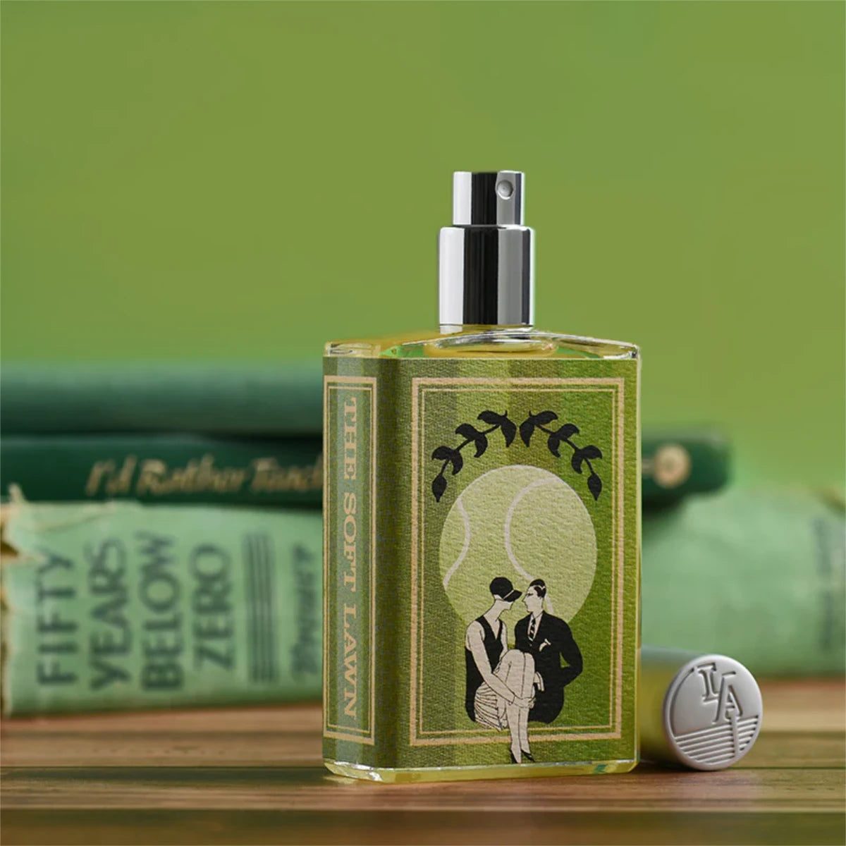 Imaginary Authors - The Soft Lawn Flakon mit stilisierter Illustration eines Paares vor grünem Hintergrund