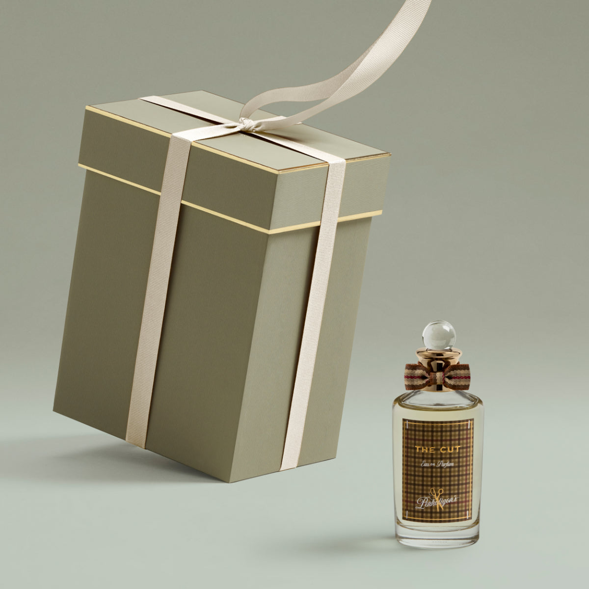 Penhaligon's - British Tales - The Cut Parfum mit Karomuster und elegantem Geschenkband vor neutralem Hintergrund