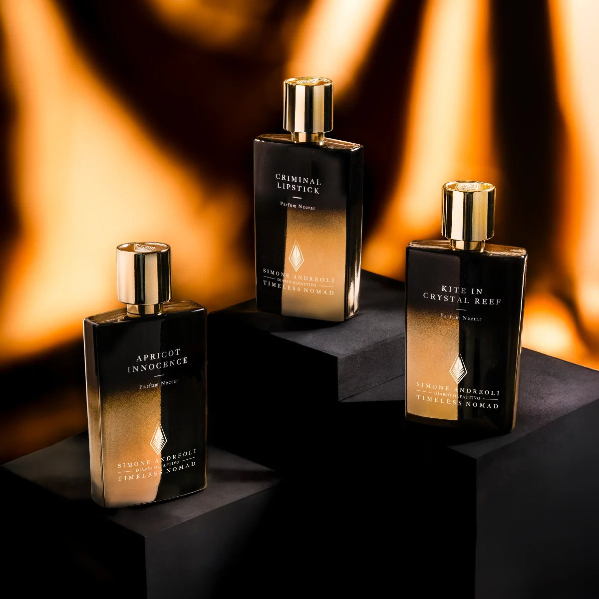 Simone Andreoli - Kite in Crystal Reef Parfumflakon mit edlem Gold-Schwarz Verlauf auf modernem dunklem Podest