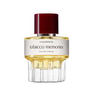 Chambre52 - Tobacco Memories zeigt eleganten Flakon mit hellem Parfum und dunklem Verschluss vor weißem Hintergrund