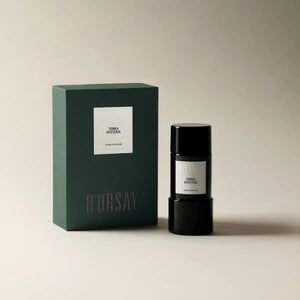 D'Orsay - Tonka Hysteria Parfüm-Extrakt in elegantem schwarzem Flakon neben grünem Verpackungskarton vor beiger Wand