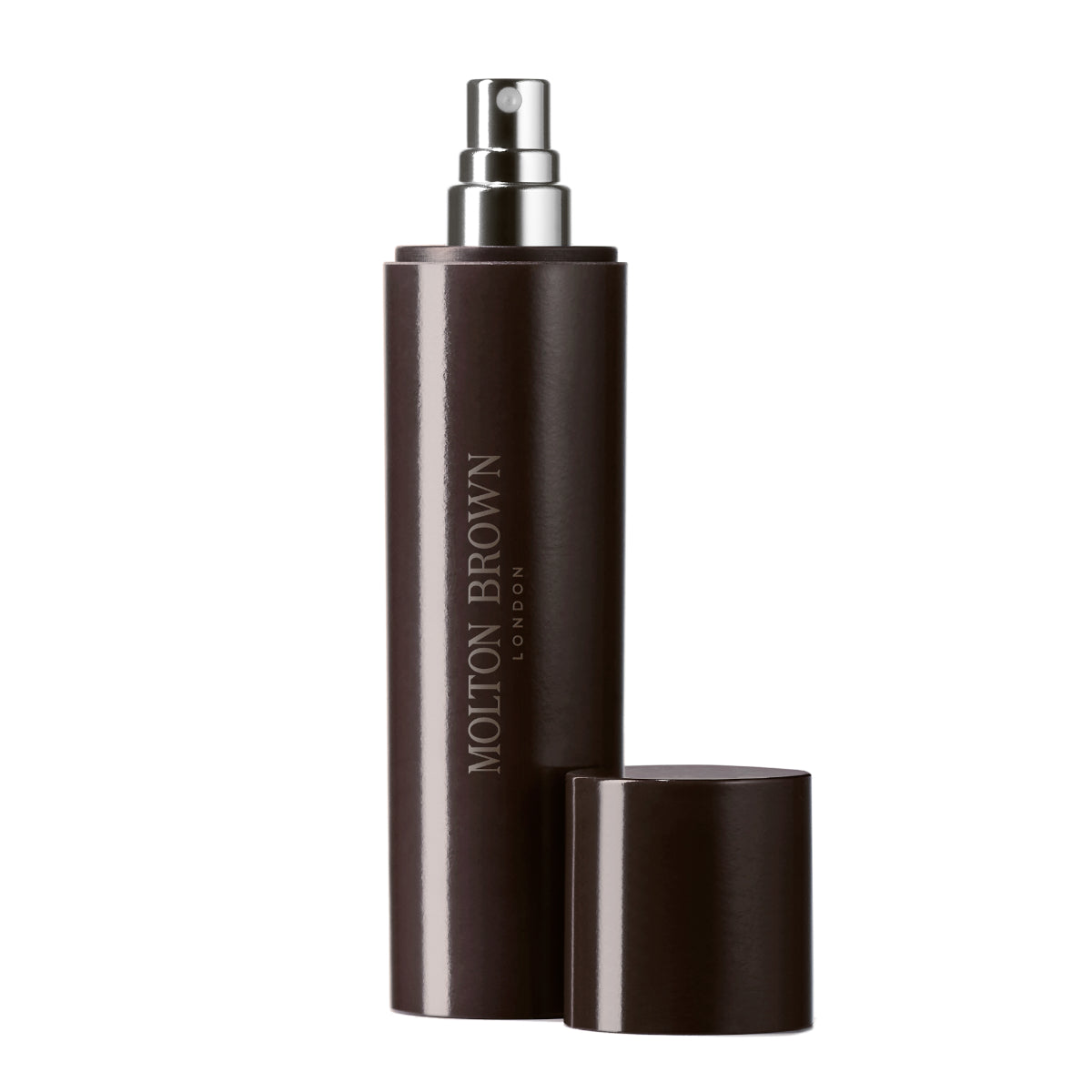 Molton Brown - Travel Case schlanker, dunkelbrauner Zerstäuber mit abnehmbarem Deckel vor weißem Hintergrund