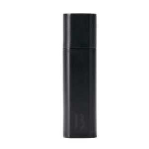 BYREDO - Leather Travel Case Black schlankes schwarzes Lederetui für 12-ml-Reiseflakon elegant präsentiert