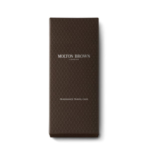 Molton Brown - Travel Case elegantes, dunkelbraunes Reiseetui mit geprägter Oberfläche und weißer Schrift vor weißem Hintergrund