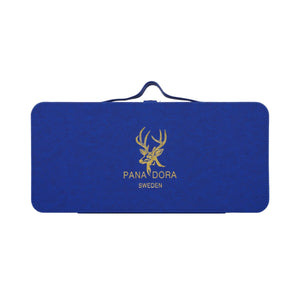 Pana Dora Sweden - Travel Set - Blue luxuriöses blaues Etui mit goldenem Hirschlogo und praktischem Tragegriff elegant gestaltet