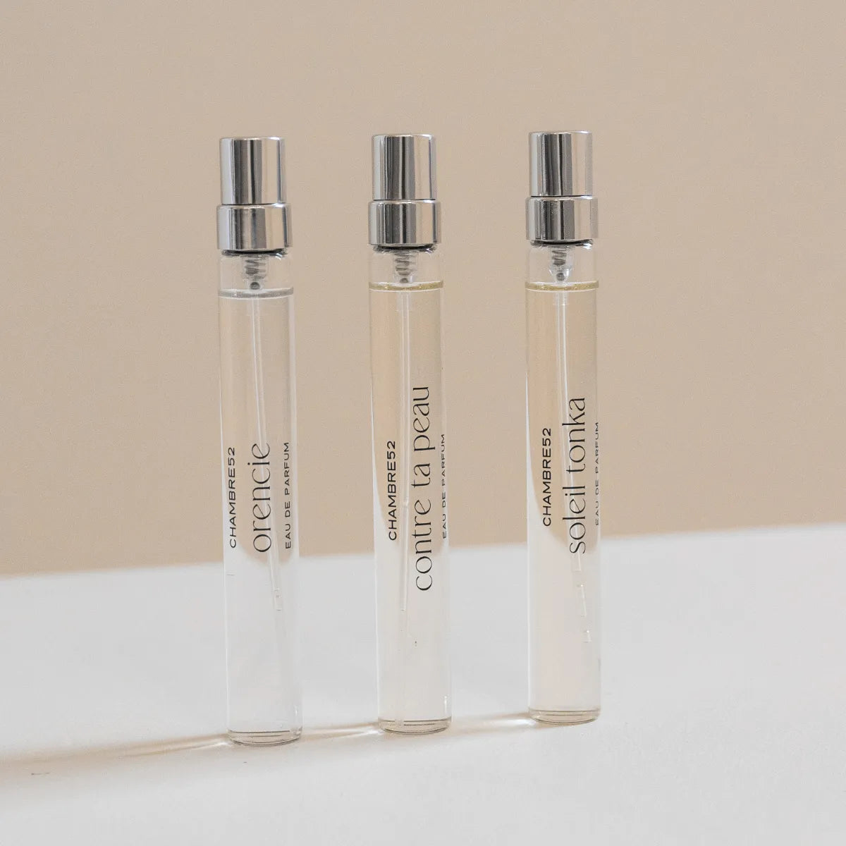 Chambre52 - Travel Set Paris zeigt drei 10-ml Duftfläschchen mit Orencie, Couture la Peau und Soleil Tonka vor hellem Hintergrund