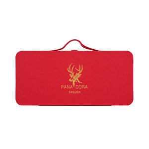 Pana Dora Sweden - Travel Set - Red elegantes rotes Etui mit goldenem Hirschlogo und handlicher Trageschlaufe