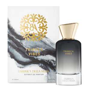 Fabbrica della Musa - Tribeca Vibes Parfumflakon mit modernem schwarz-weiß Verlauf und goldfarbenem Deckel vor edler Verpackung