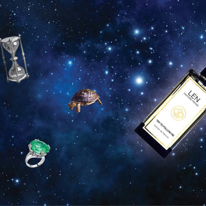 LEN - Histoire Privée - Try to follow me Parfumflakon vor Sternenhimmel mit Sanduhr, Schildkröte und grünem Ring