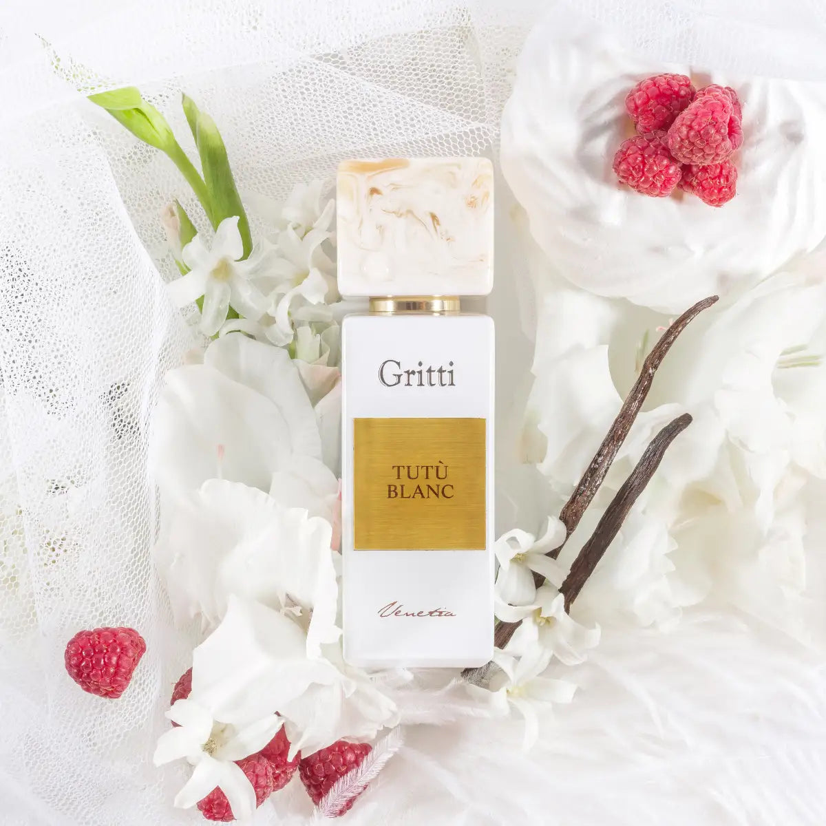 Gritti - White Collection - Tutù Blanc Flakon mit weißem Design und goldfarbenem Etikett umgeben von weißen Blüten und Himbeeren