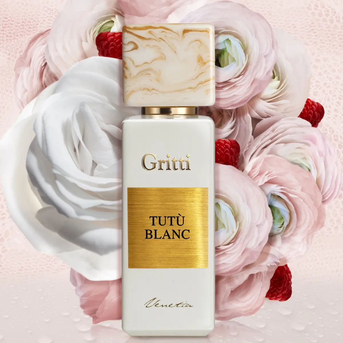 Gritti - White Collection - Tutù Blanc Duftflakon mit edlem weiß-goldenem Design vor zarten Blüten und Himbeeren