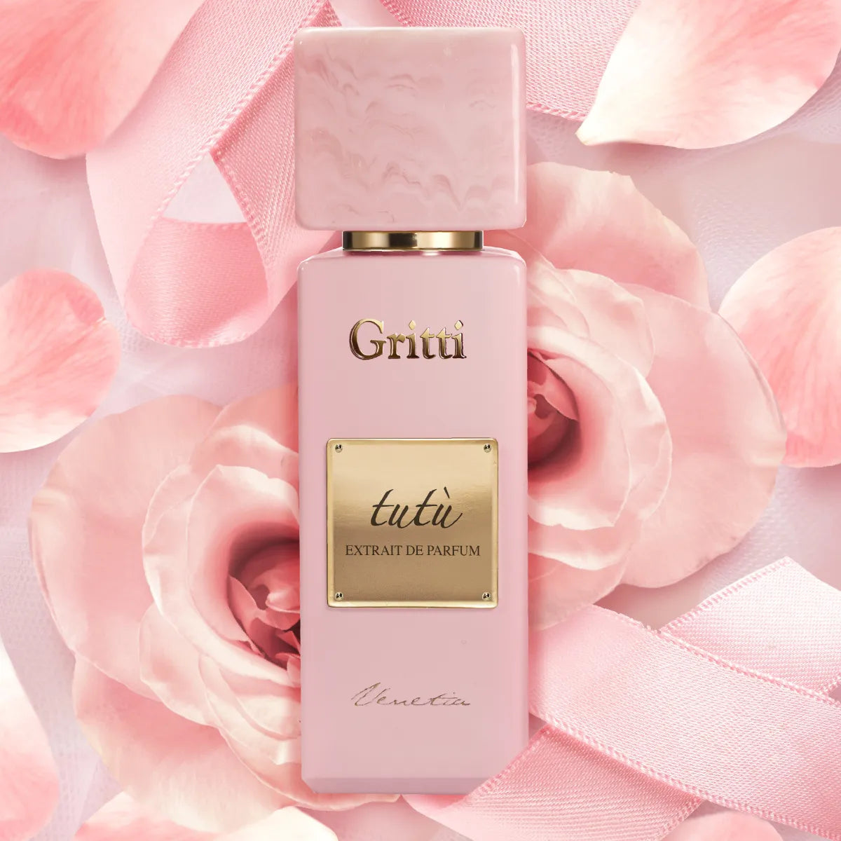 Gritti - White Collection - Tutù zarter rosa Flakon mit goldenem Label umgeben von rosa Rosenblättern und Satinband