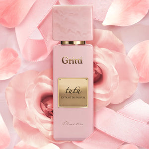 Gritti - White Collection - Tutù zarter rosa Flakon mit goldenem Label umgeben von rosa Rosenblättern und Satinband