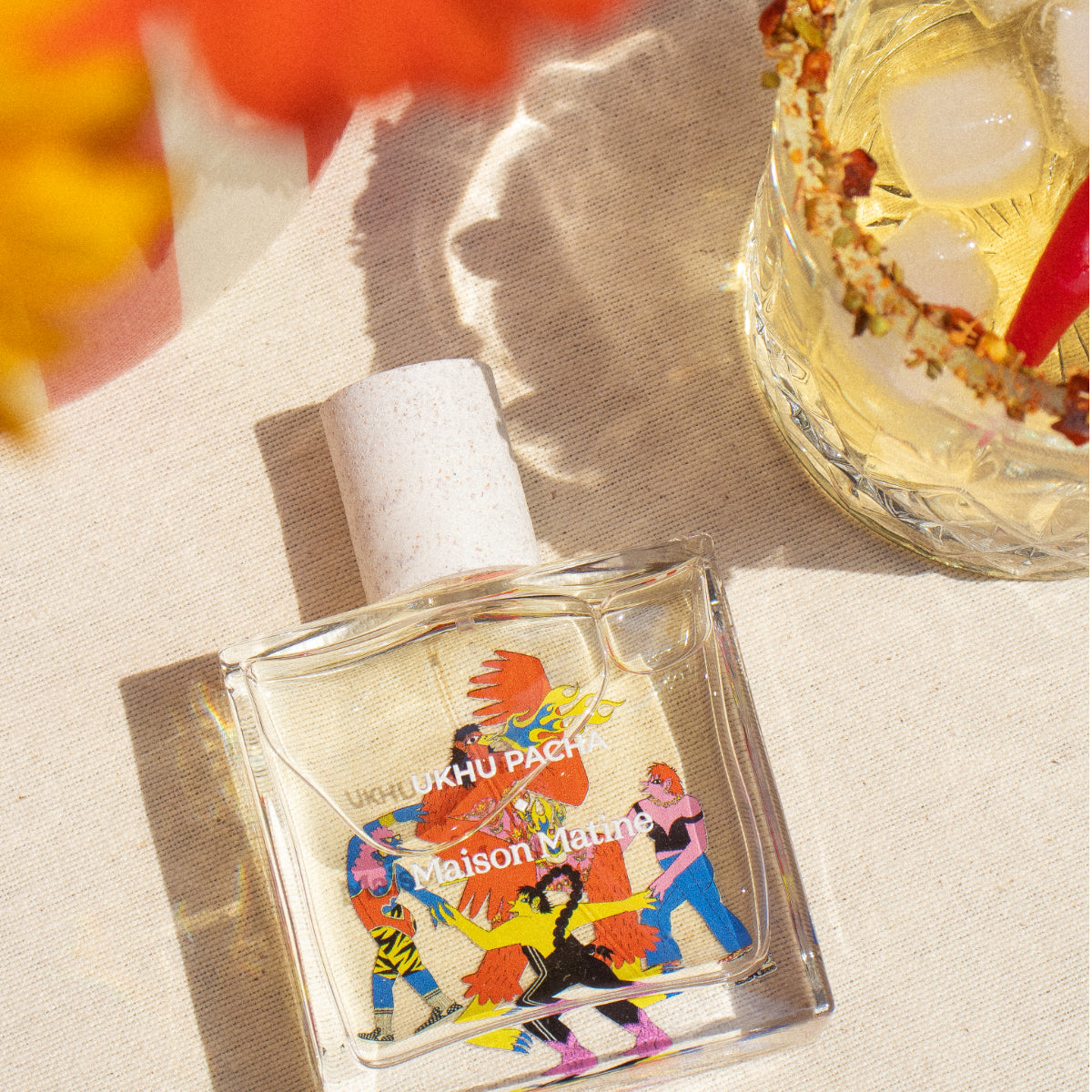 Maison Matine - Ukhu Pacha Parfumflakon mit farbenfroher Illustration tanzender Figuren auf klarem Glas