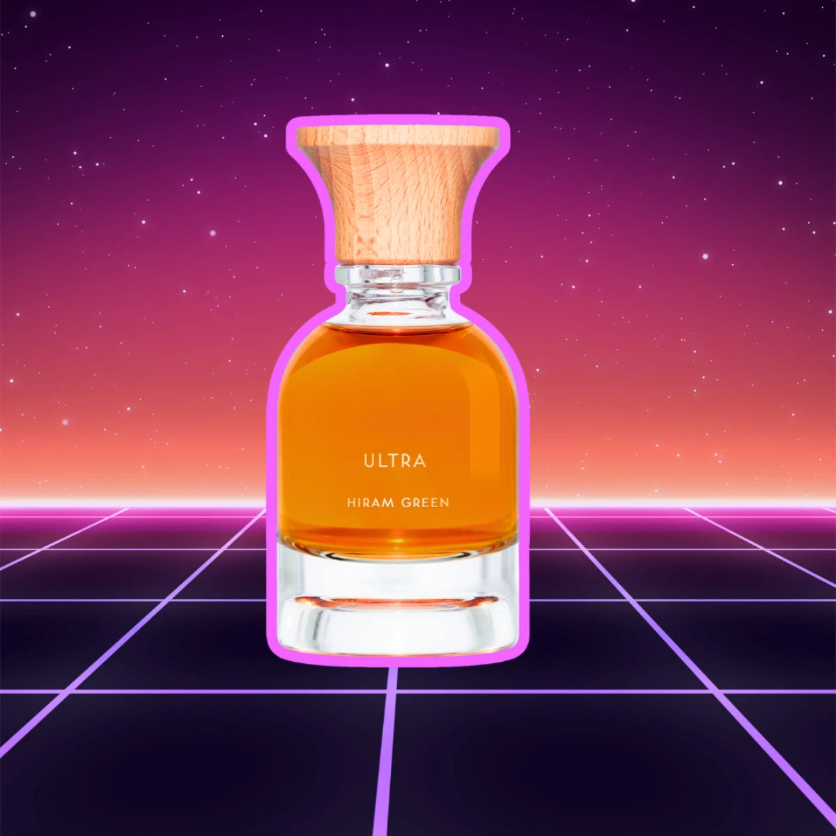 Hiram Green - Ultra Parfumflakon mit bernsteinfarbener Flüssigkeit und naturbelassenem Holzverschluss vor neonfarbenem 80er-Jahre Hintergrund