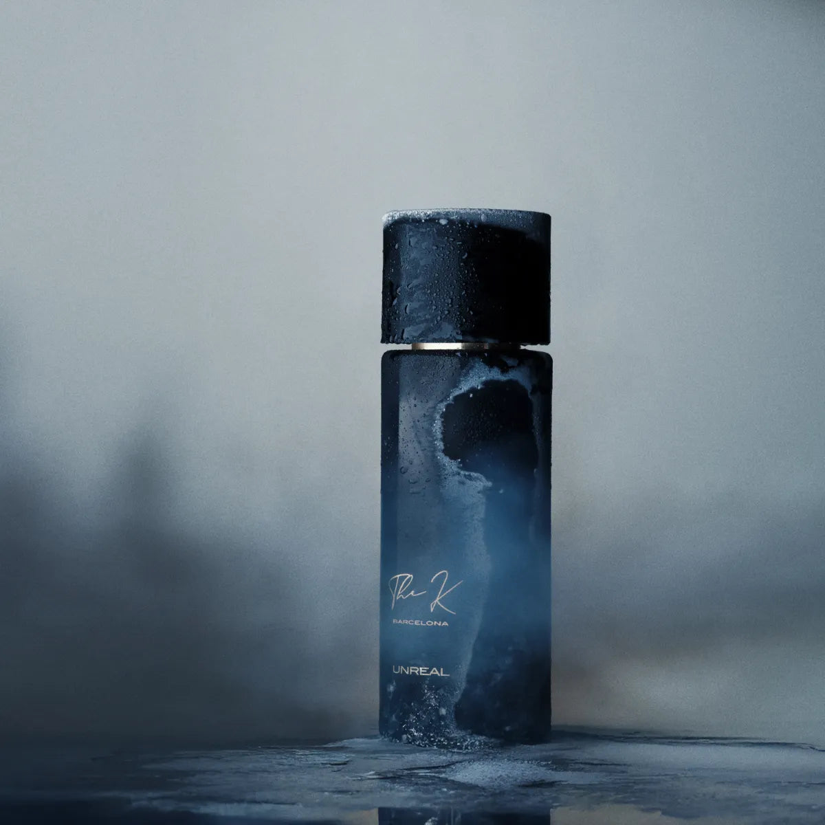 Kinetic Perfumes - Unreal Flakon in dunklem, mystischem Design mit matt-schwarzer Oberfläche und rauer Textur im Nebelmeer