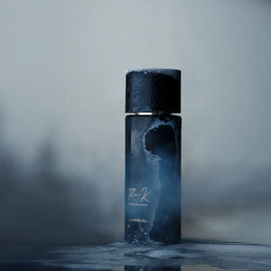 Kinetic Perfumes - Unreal Flakon in dunklem, mystischem Design mit matt-schwarzer Oberfläche und rauer Textur im Nebelmeer