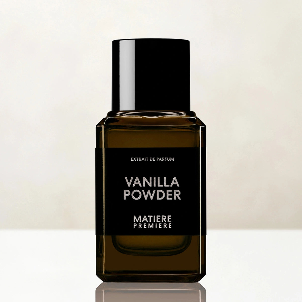 Matière Première - Vanilla Powder - Extrait Parfumflakon in schlichtem braunem Glas mit schwarzem Verschluss vor hellem Hintergrund