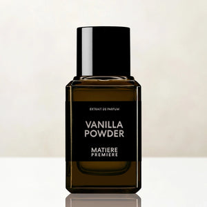 Matière Première - Vanilla Powder - Extrait Parfumflakon in schlichtem braunem Glas mit schwarzem Verschluss vor hellem Hintergrund