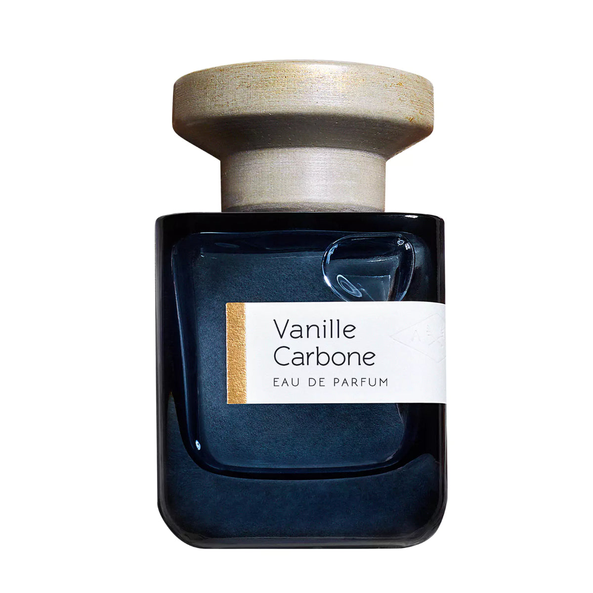 Atelier Materi - Vanille Carbone Parfumflakon in schwarzem Glas mit hellem, rundem Holzverschluss vor weißem Hintergrund