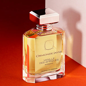Ormonde Jayne - Vanille des Afriques Intensivo Parfümflakon mit facettiertem Glas und glänzendem rechteckigem Verschluss vor rotem Hintergrund
