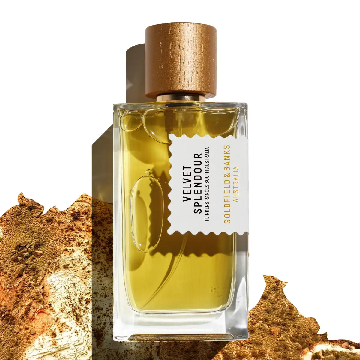 Goldfield & Banks - Native Collection - Velvet Splendour Parfumflakon mit bernsteinfarbener Flüssigkeit und Holzverschluss auf hellem Hintergrund