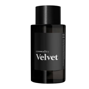 Commodity - Velvet Parfumflakon in schlichtem schwarzem Design vor hellem Hintergrund präsentiert