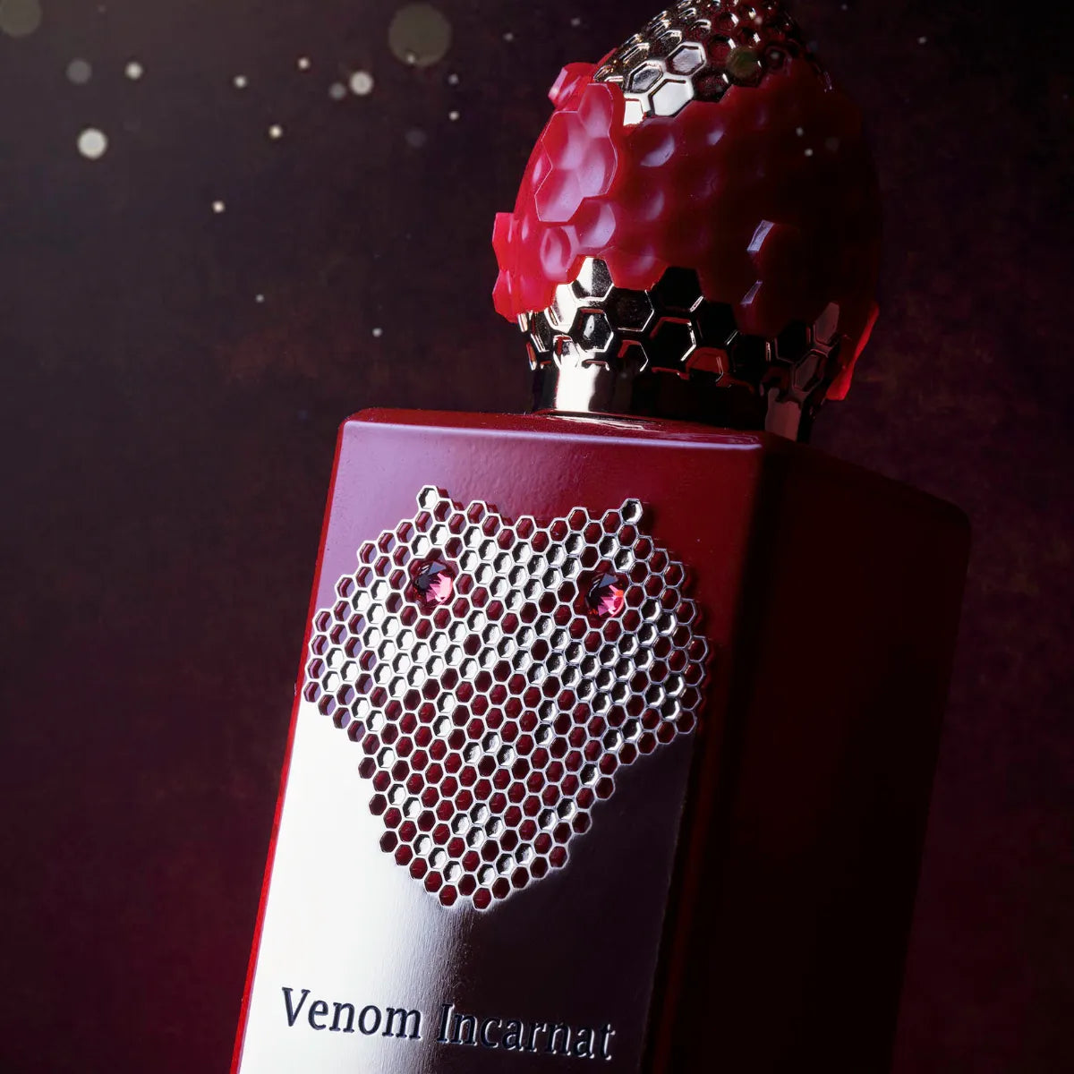 Stéphane Humbert Lucas 777 - Venom Incarnat Parfumflakon mit rubinbesetztem Verschluss und rotem Leder vor dunklem Hintergrund