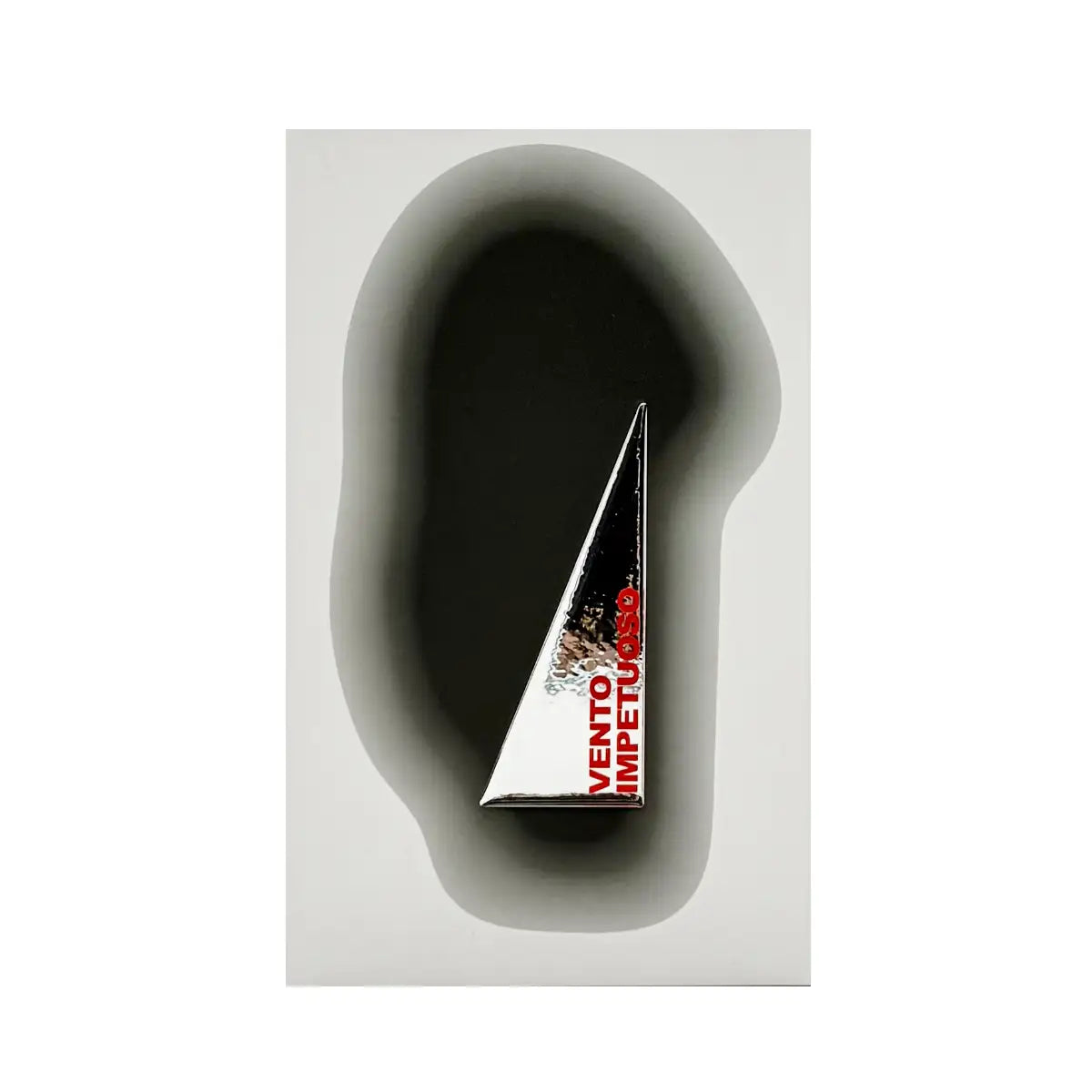 Filippo Sorcinelli - Atmosphere d’Emotion - Vento Impetuoso Flakon mit metallischer segelförmiger Hülle vor hellem Hintergrund