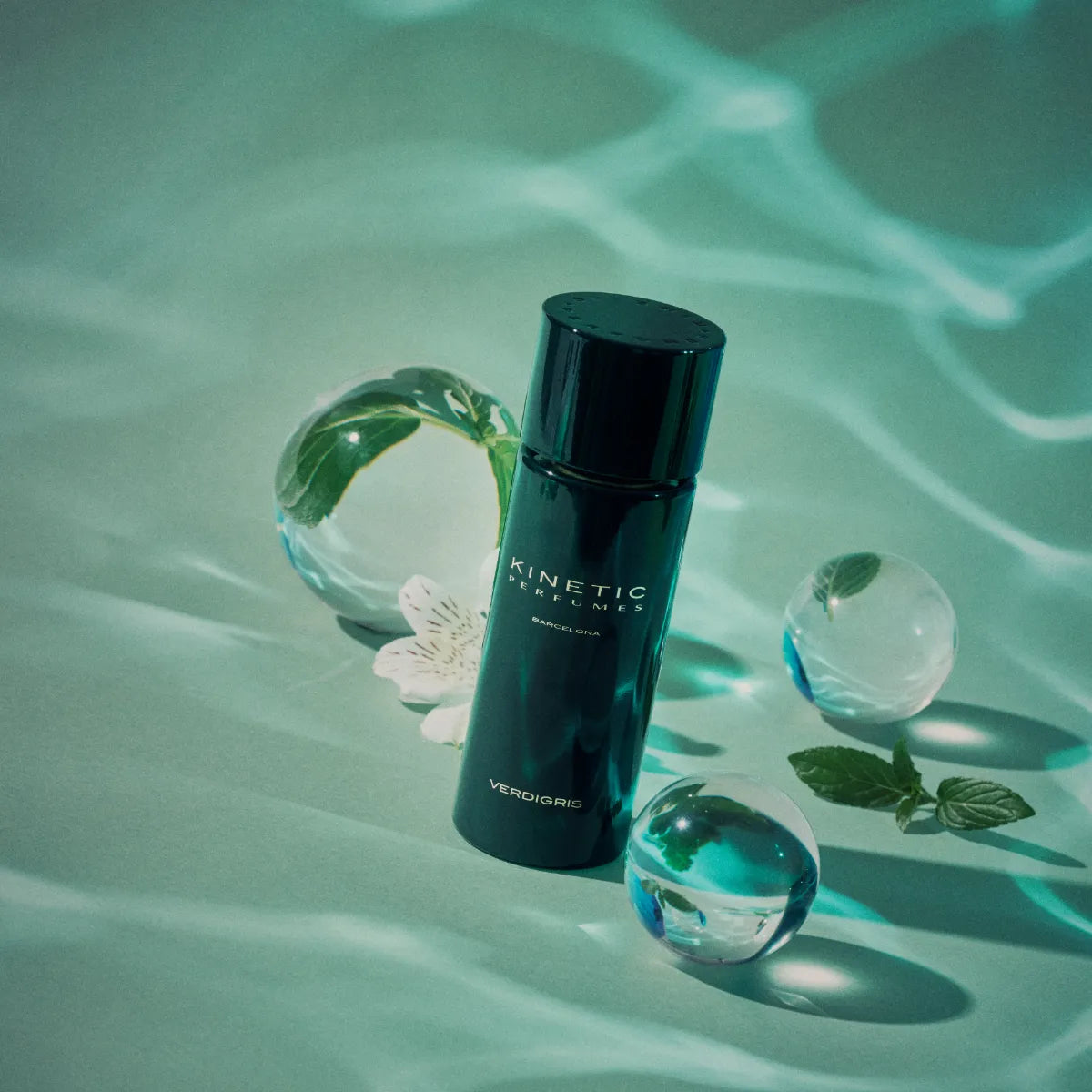Kinetic Perfumes - Verdigris schwarzer Flakon mit dezenter grüner Beleuchtung und transparenten Glaskugeln auf grünem Untergrund