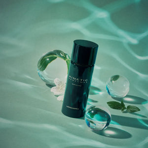 Kinetic Perfumes - Verdigris schwarzer Flakon mit dezenter grüner Beleuchtung und transparenten Glaskugeln auf grünem Untergrund
